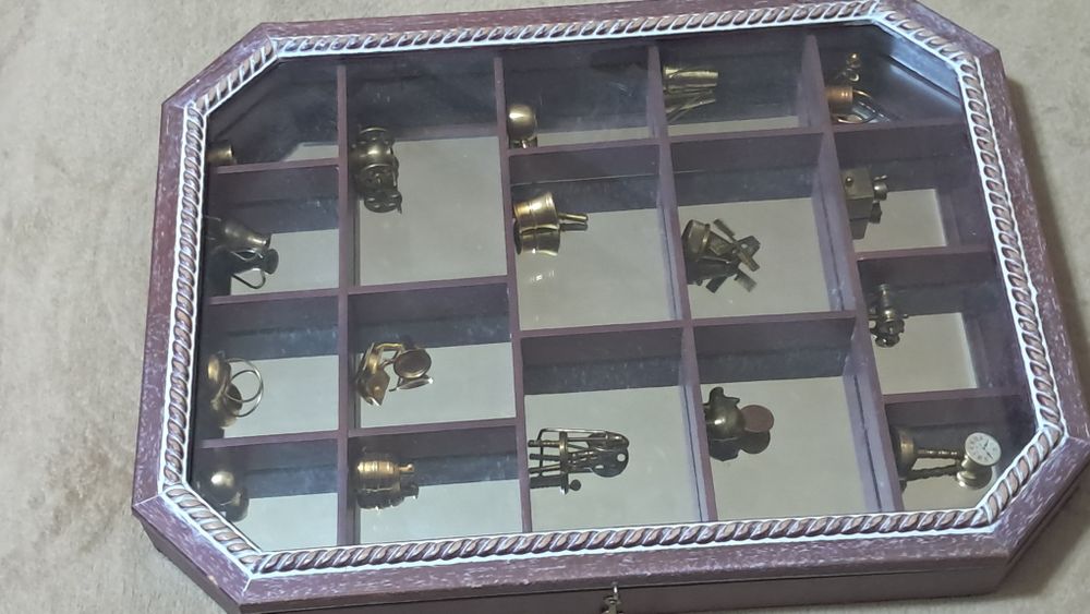 Vitrina cu 17 miniaturi din bronz