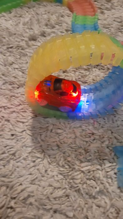 Pista flexibila cu masinuta luminoasa