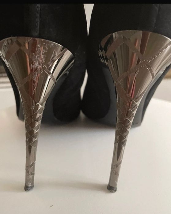 Botine Burberry cu toc metalic stilettò