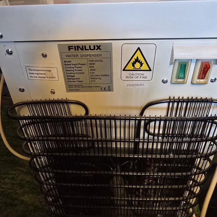 Диспенсър работи но не охлажда