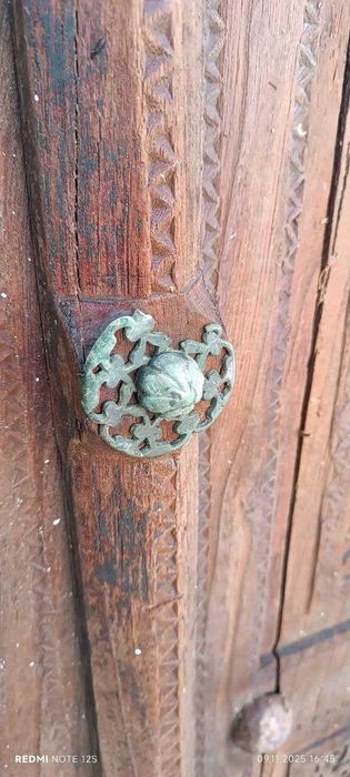 Старинные резные двери из массива карагача. Кадимий эшиклар, гужумдан.