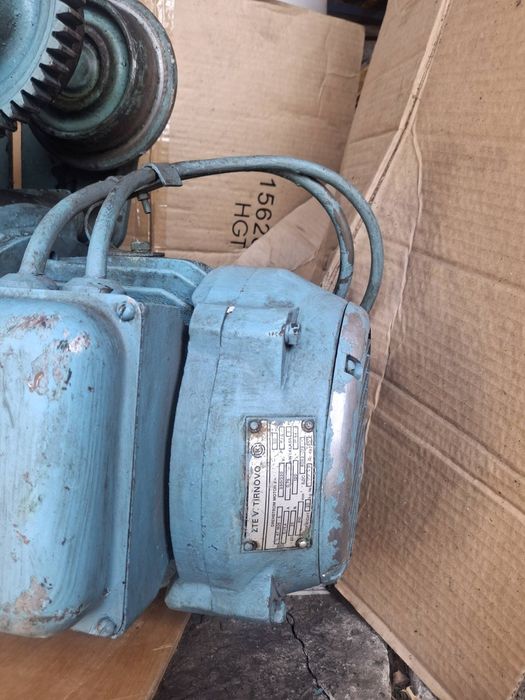 Индустриален подемник с въже