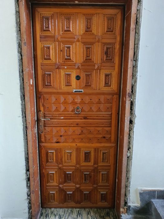 Входна врата с резбовано покритие