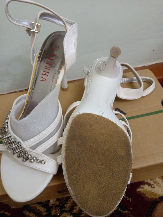 Босоножки со стразами