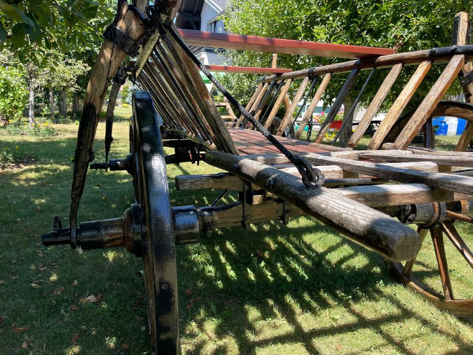 Căruța design foarte veche bine intretinuta