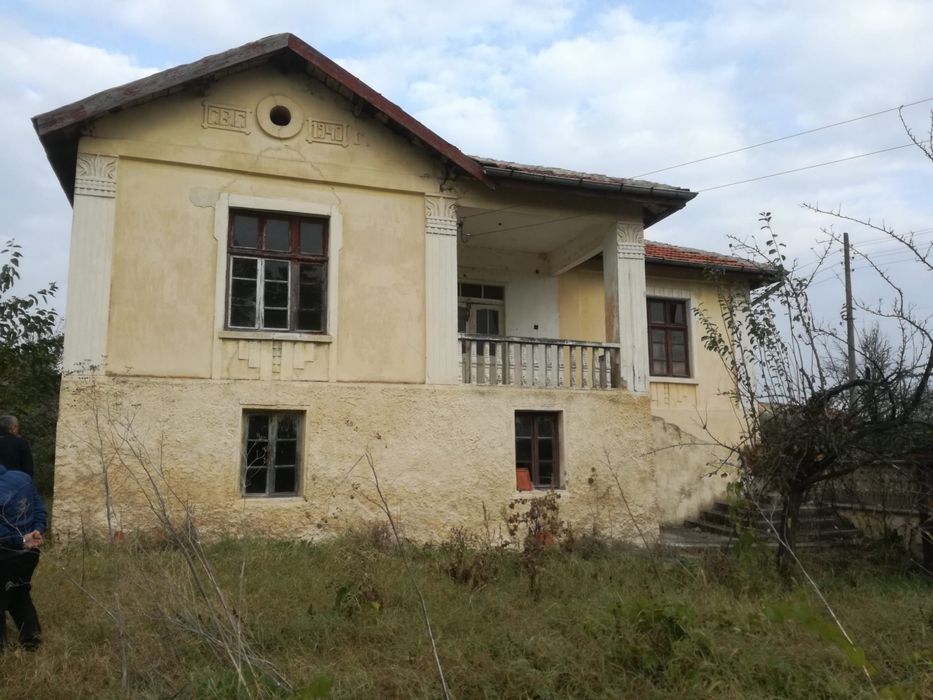 Къща с двор и кладенец