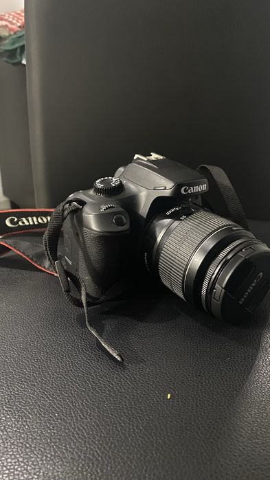 Canon EOS 4000D + obiectiv EF-S 18-55mm – stare foarte bună