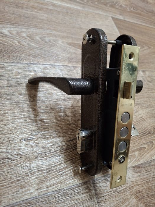 Продам  врезной  замок