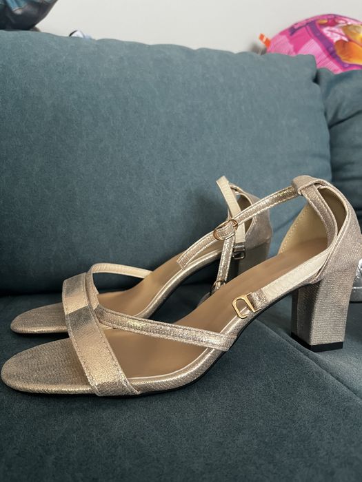 Златисти блестящи токчета брокат