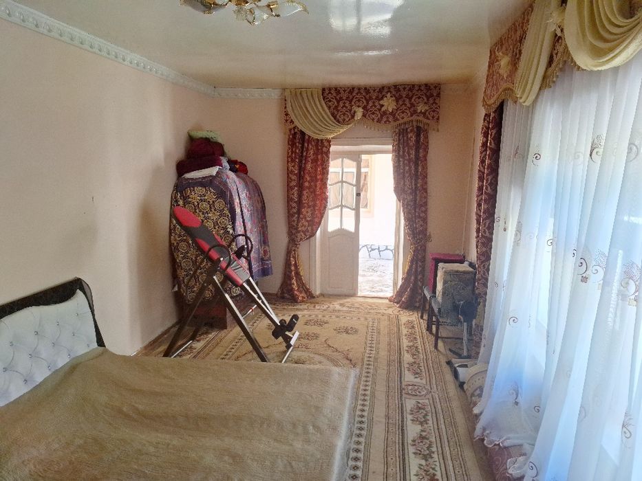 Обмен бор, Арзонга Эски шахарда Ховли сотилади, 3 хонали кв. Бартер бу