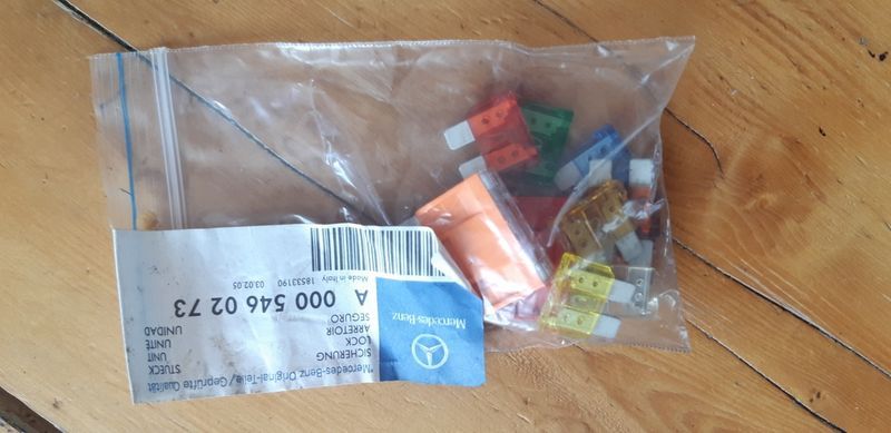 Мерцедес резервен комплект бушони крушки Оригинални!