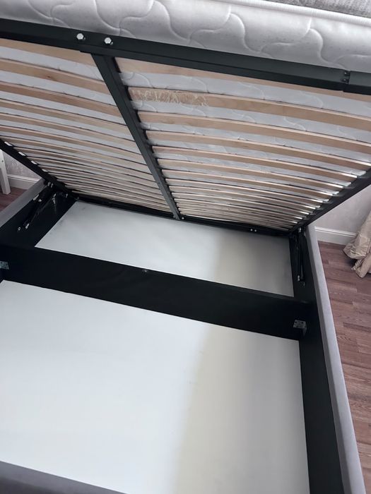 Продам кровать с матрасом 180х160
