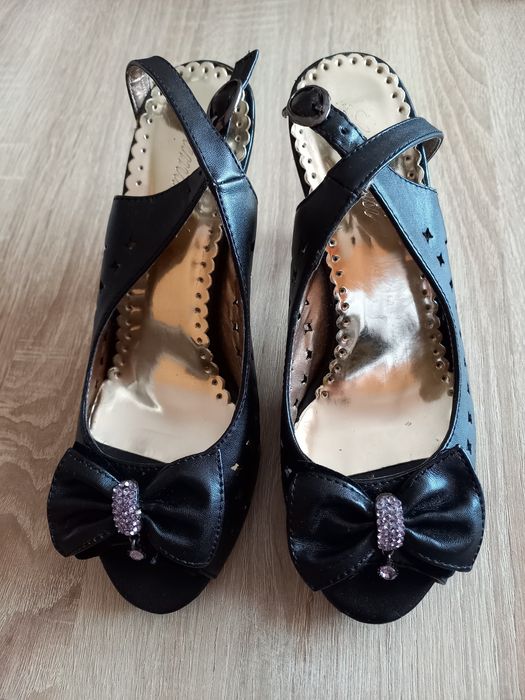 Pantofi cu toc,marimea 37.Pret.30 lei.