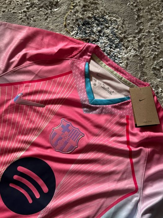 Розовая футболка Барселоны