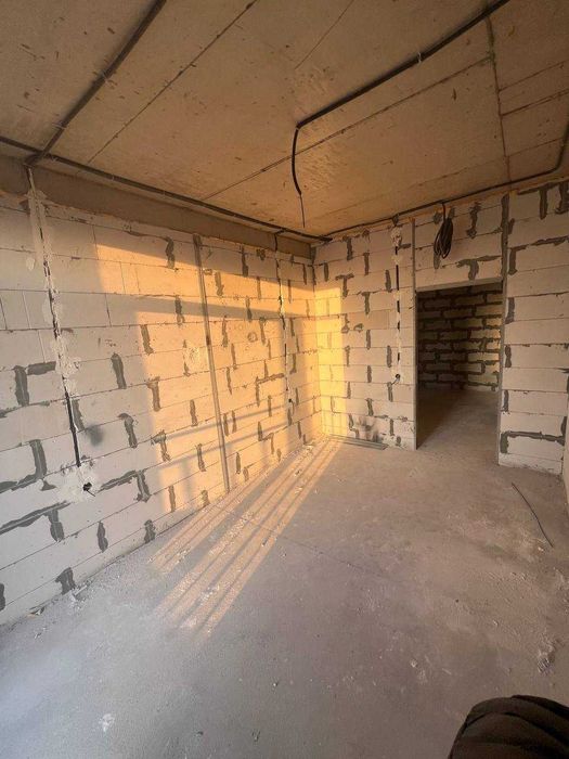 новостройкада Срочна ремонтсиз 2-хона 66.2 кв.м. сотилади 47500у.е.