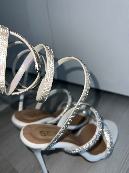 Сандали с тънък ток