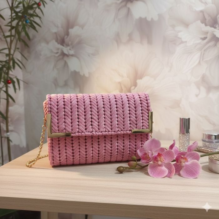 Выполнена ручной работой сумка