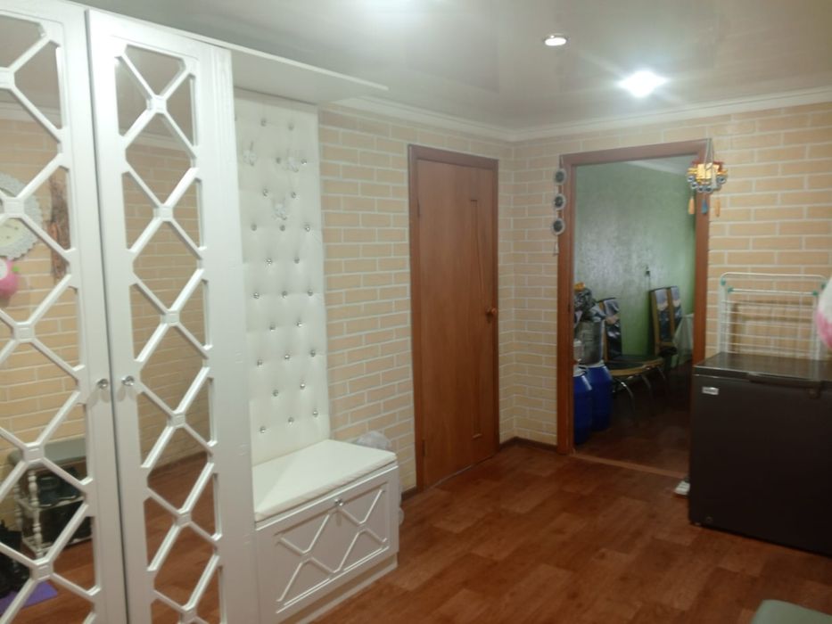 Продам дом в месте гаражом.