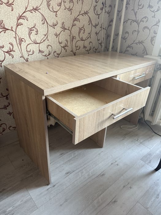 Продам стол письменный.