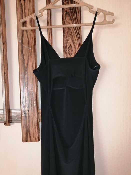 Елегантна рокля с гол гръб