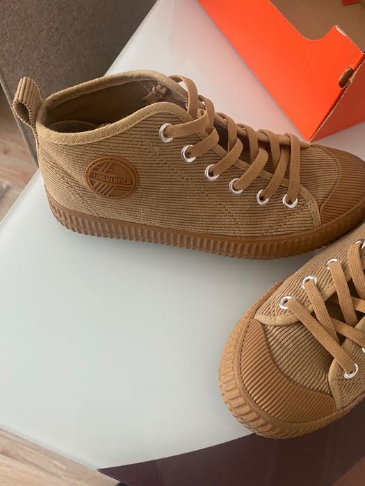 Платнени обувки на Reserved