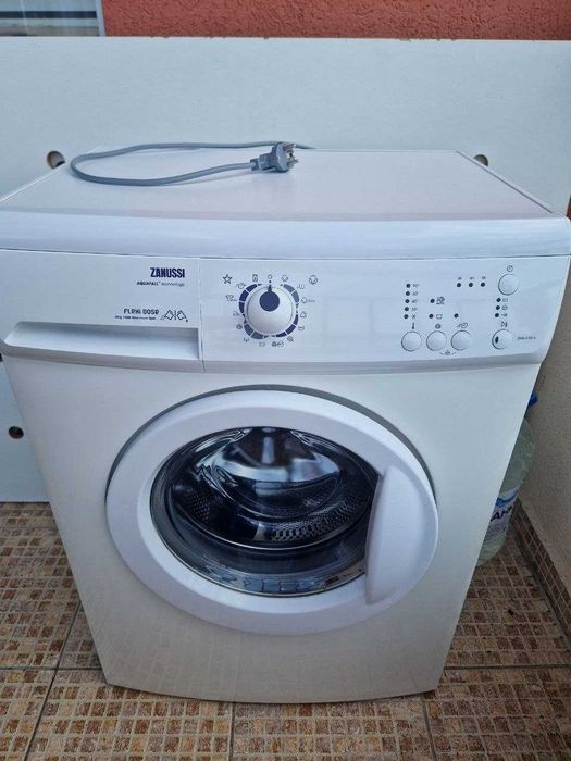 Пералня Zanussi втора употреба работеща, със забележка