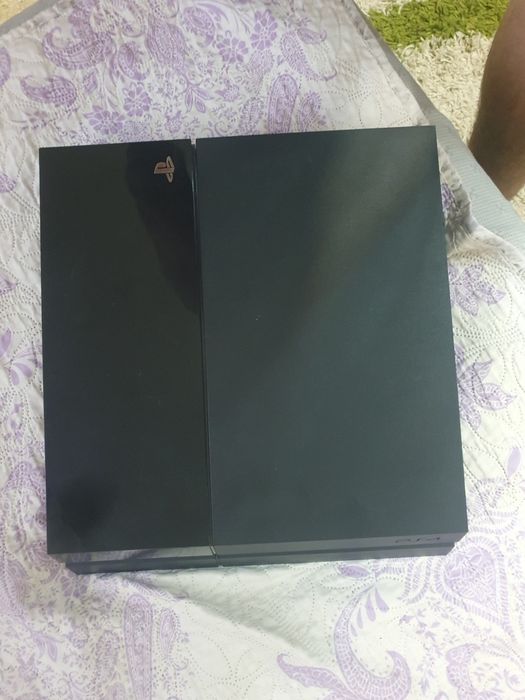 Продам ps4  срочно недорого