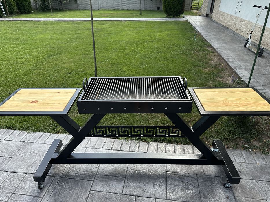 Grătar metalic profesional cu roți și polițe din lemn 200 cm x 50 cm