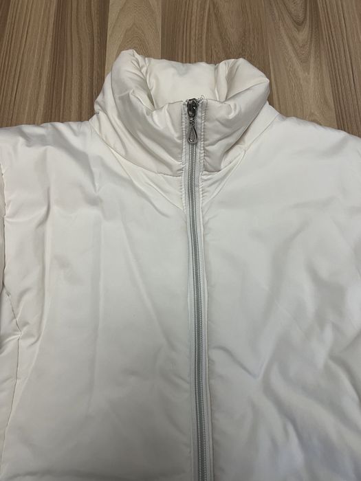 Geaca alba cu model pe spate