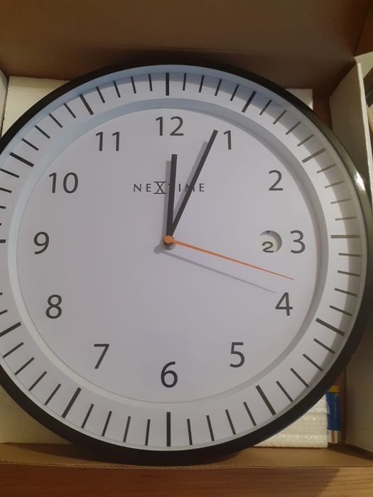 Ceas de perete Nextime, diametrul 35 cm, cu data, nou, in cutie.