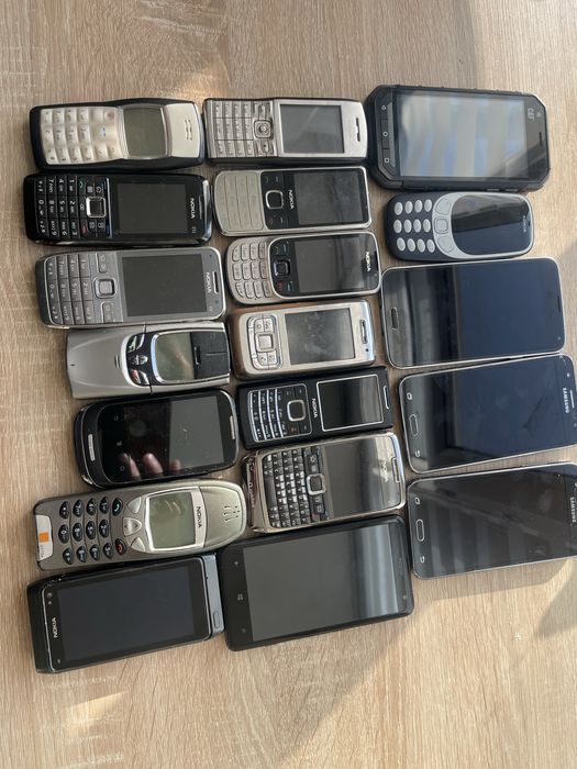 diverse telefoane pentru colectionarii