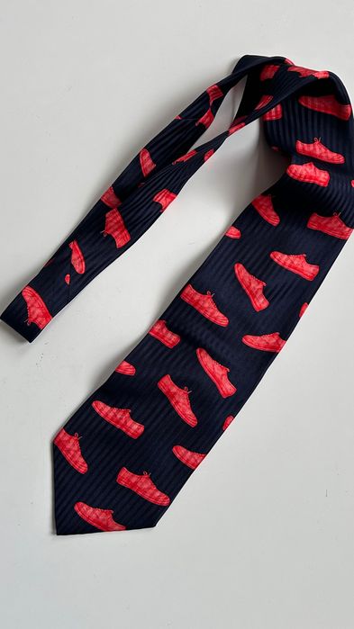 Boss silky tie авангардна вратовръзка с принт спортни обувки
