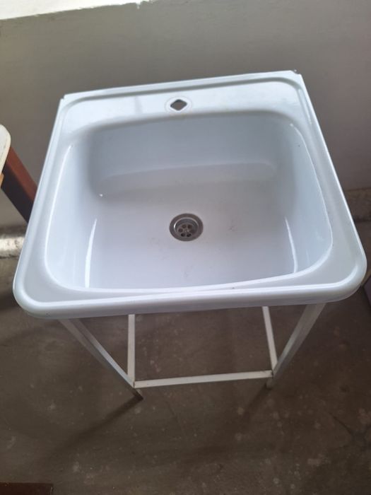 Умывальник. Б/у. В хорошем состоянии.