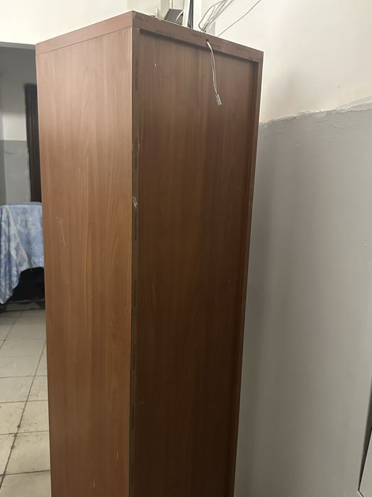 Шкаф с стеклянными полками