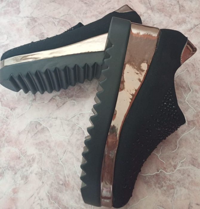 Срочно продам полусапожки и ботинки