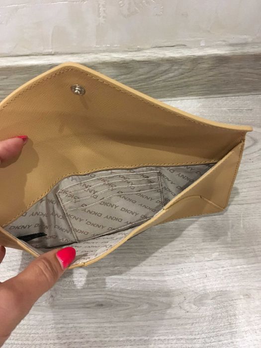DKNY клъч портфейл в бежаво и лила