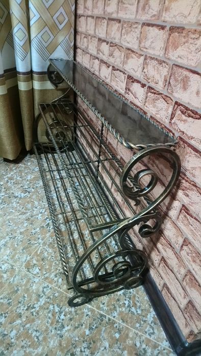 Продаётся напольная Вешалка ,качество отличное ,покрашено под старину