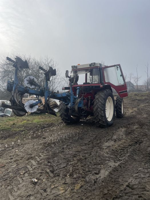 Tractor case international 856 xl cu tot cu plug rabewek 3 cormane