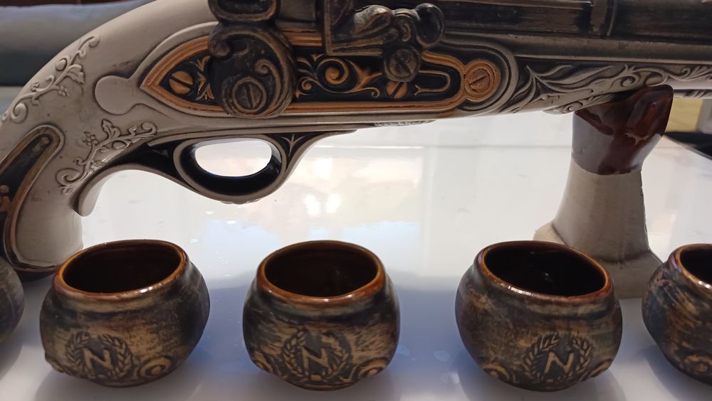 Сувенирен керамичен комплект бутилка ретро оръжие и чаши