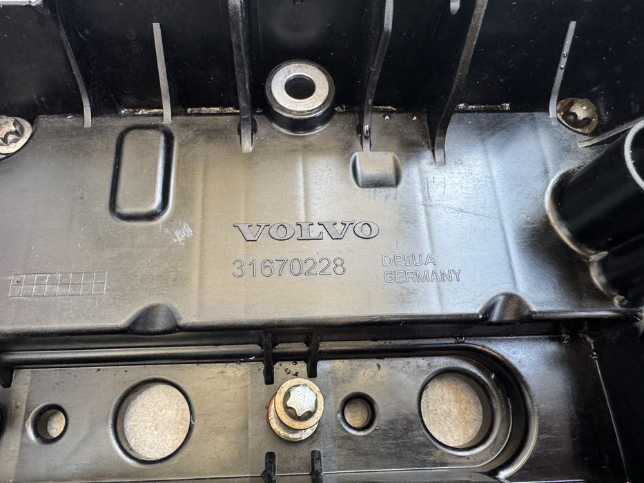 Капак на клапаните VOLVO 2.0 D4204T8 S60 S80 S90 V40 V60 V70 V90 XC40 XC60 2.0D 32213460