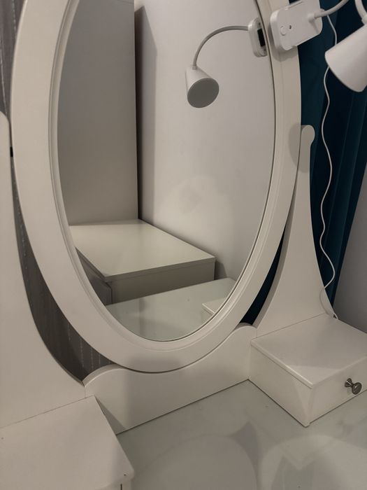 Masuta machiaj cu oglinda Ikea Hemnes
