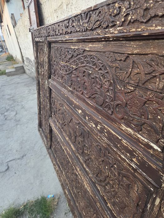 Darvoza taxta eshigi bilan