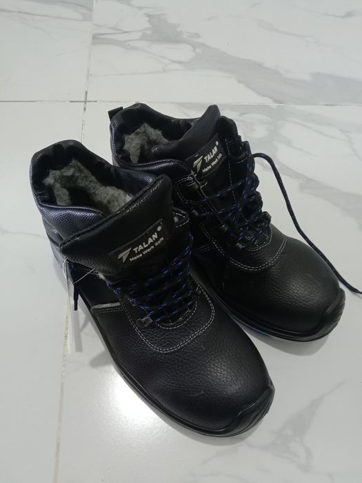 Продаю спец обувь