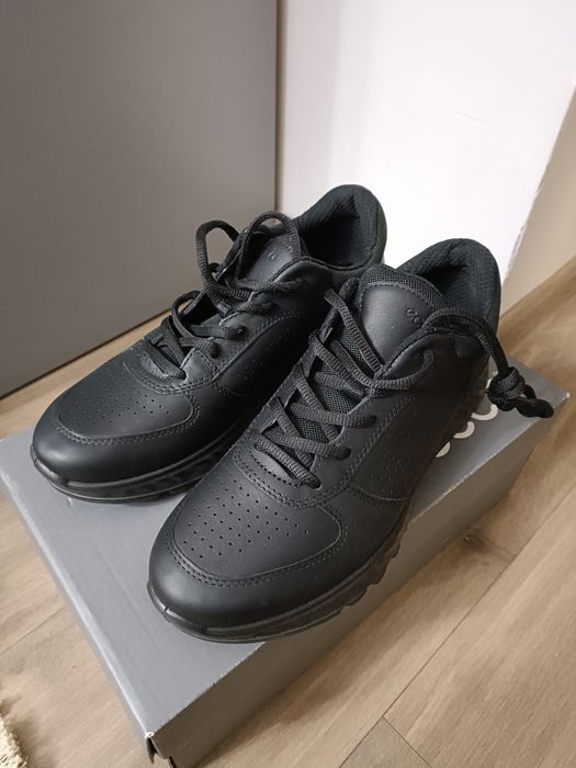 Продам новые кроссовки Ecco