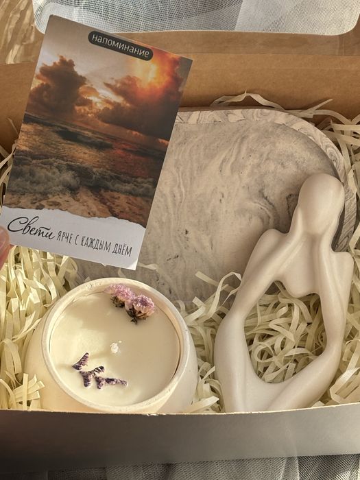 Аромасвеча и декор в подарочной упаковке.