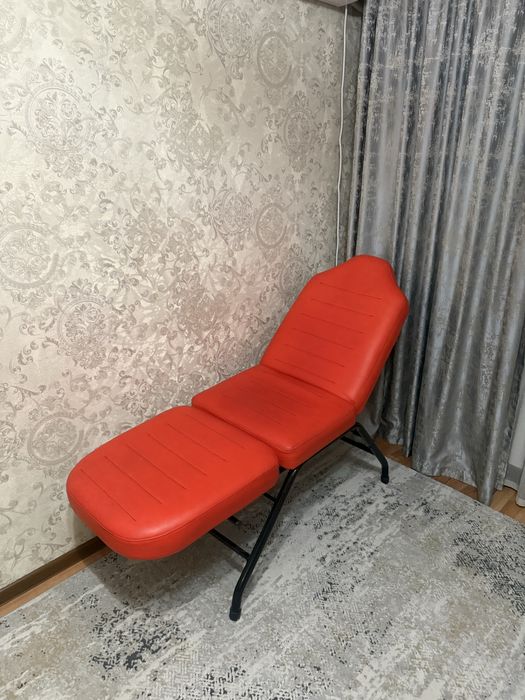 Продам кушетку срочно стульчики в подарок
