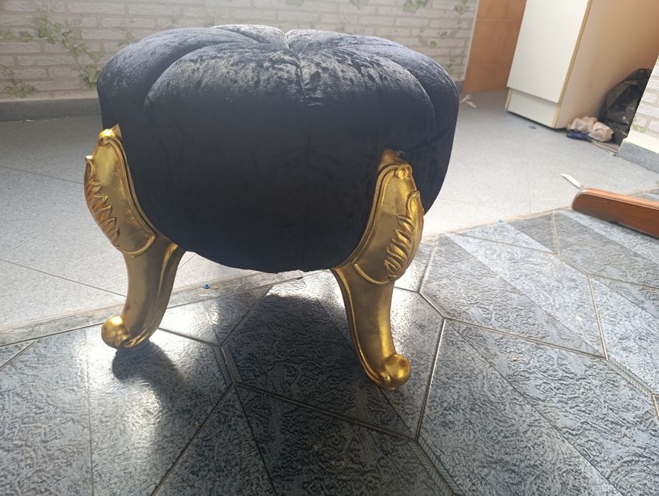 Луксозна табуретка "Барок" – черно кадифе и златисти орнаменти