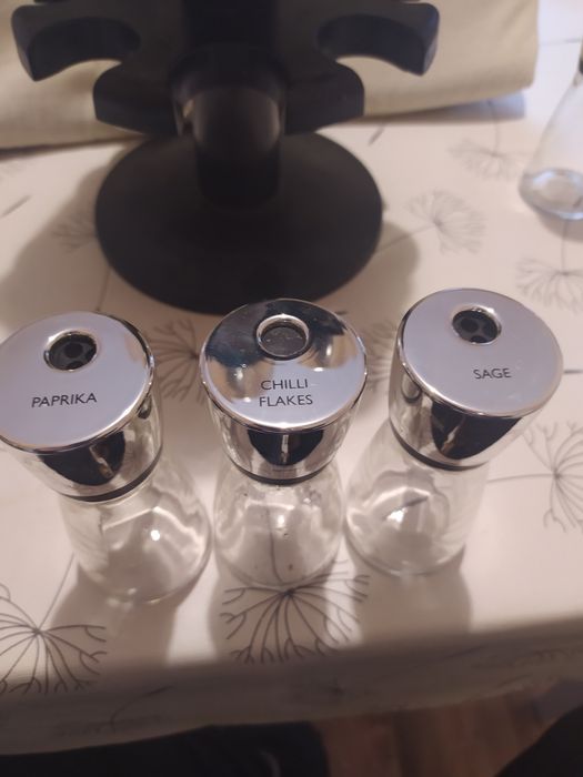 COLE--MASON  Въртящ се на 360град. комплект от 16 съда.за подправки