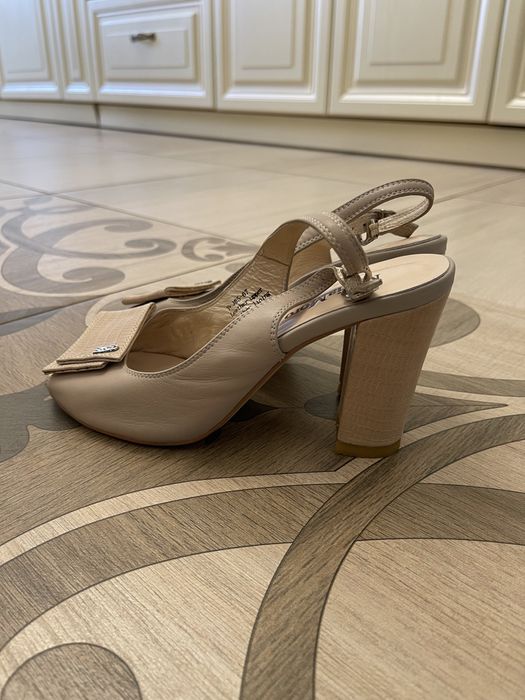 Кожаные босоножки