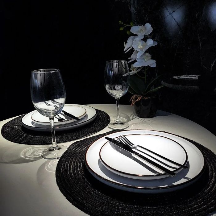 Чёрно-белая студия для двоих